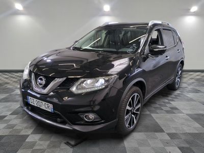 Le SUV Nissan noir est garé dans le garage, sur un sol à damier.