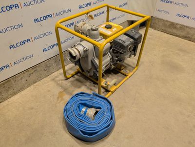 un tuyau bleu à côté d'une borne d'incendie jaune et un tuyau bleu