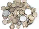 une pile de vieilles pièces d'argent sur une surface blanche