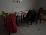 deux chaises et une table dans une pièce aux carreaux blancs