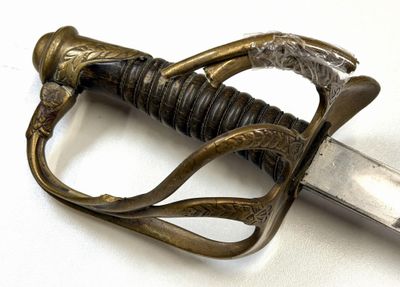 gros plan d'une épée sur une surface blanche