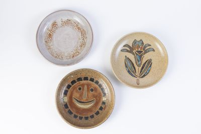 LES ARGONAUTES Suite de trois assiettes en rouge et chamotté…