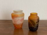 deux vases posés l'un à côté de l'autre sur une table en bois