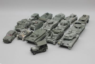 de nombreux véhicules militaires disposés sur une table
