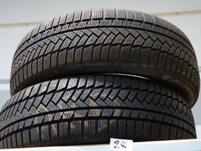 trois pneus empilés les uns sur les autres sur une étagère