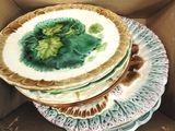 beaucoup d'assiettes qui se trouvent dans une boîte