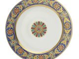 une image représentant une assiette ornée d'un motif floral