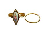 une image représentant une bague en or sur laquelle figure une effigie de Jésus