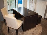 un bureau avec deux chaises et une chaise placée devant