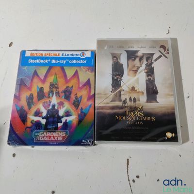 deux DVD posés l'un à côté de l'autre sur une table