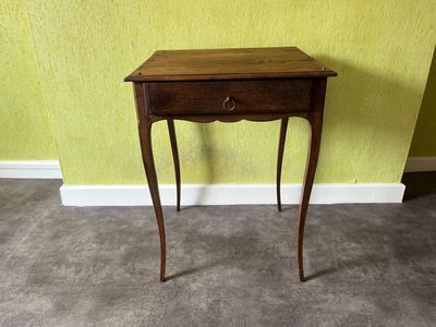 une petite table en bois surmontée d'un tiroir