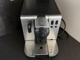 une machine à café posée sur un comptoir