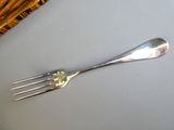 une fourchette et une cuillère en argent posées sur une table