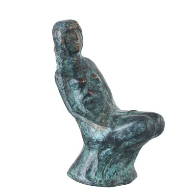 statue d'une femme assise sur une chaise, sur fond blanc