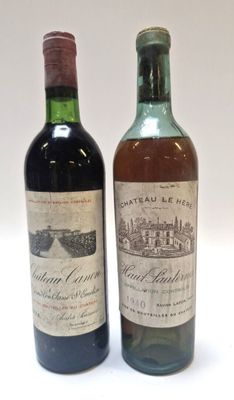 deux bouteilles de vin posées l'une à côté de l'autre sur une surface blanche