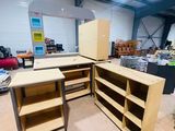 une pièce contenant beaucoup de meubles