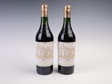deux bouteilles de vin posées l'une à côté de l'autre sur une table