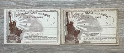 Voici deux cartes de visite sur lesquelles figure la photo d'une femme tenant une arme à feu