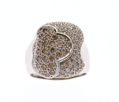 une image d'une bague en diamant ornée d'un cœur