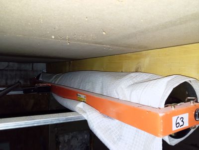 une photo d'un rouleau de papier toilette suspendu au plafond