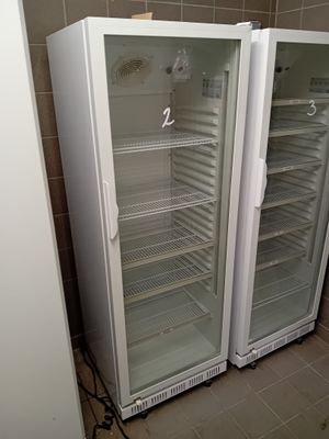 deux réfrigérateurs ouverts dans une pièce