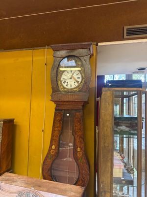 une horloge posée sur une table dans une pièce
