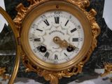 une horloge en or avec des chiffres romains sur le cadran