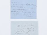 deux feuilles sur lesquelles figurent des notes manuscrites, posées sur une table
