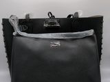 sac fourre-tout en cuir noir avec des finitions argentées et une fermeture à glissière