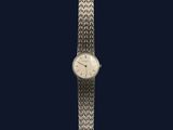 une image représentant une montre-bracelet avec un cadran blanc sur fond noir