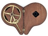 une boîte en bois en forme de cœur contenant une horloge