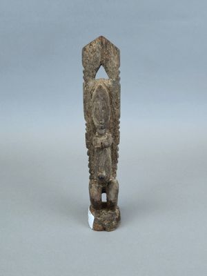 une image représentant une statue d'un homme tenant un bébé dans ses bras