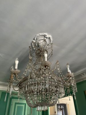 un lustre suspendu au plafond d'une loge