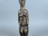 une petite statue représentant une femme tenant un bébé dans ses bras