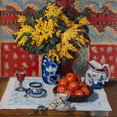 un tableau représentant un vase rempli de fleurs jaunes et d'oranges posé sur une table