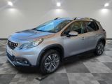 un SUV argenté garé dans une pièce au sol en damier
