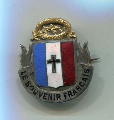 un insigne représentant une croix et un serpent, sur fond blanc