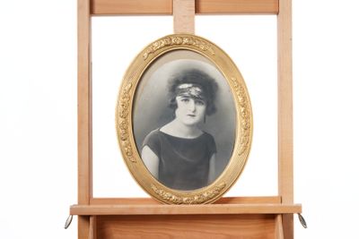 la photo d'une femme en robe noire, dans un cadre