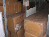 un grand nombre de cartons empilés dans une pièce