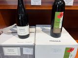 deux bouteilles de vin posées sur une boîte