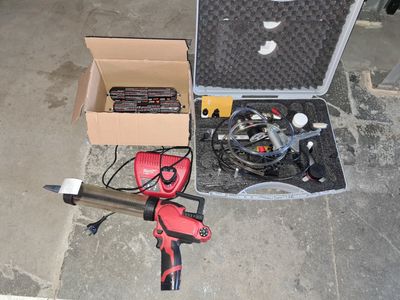 une boîte d'outils posée sur le sol à côté d'une boîte d'outils