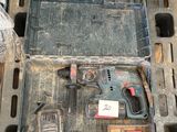 une boîte à outils contenant un marteau et d'autres outils