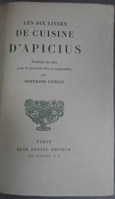 un livre sur la couverture duquel figure l'image d'un vase
