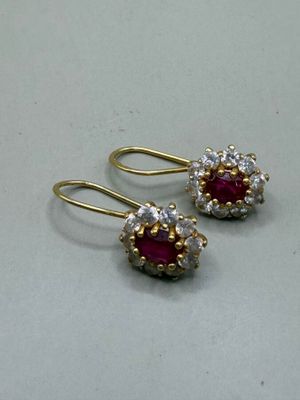 une paire de boucles d'oreilles en rubis et diamants