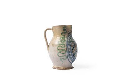 un vase blanc et bleu posé sur une surface blanche