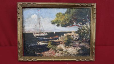 une peinture à l'huile représentant un voilier sur l'eau, dans un cadre doré