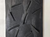une plaque noire clouée sur un mur blanc