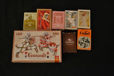 Lot de neuf jeux de cartes modernes publicitaires, réédition…