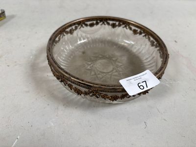 un saladier en verre sur lequel est apposée une étiquette de prix