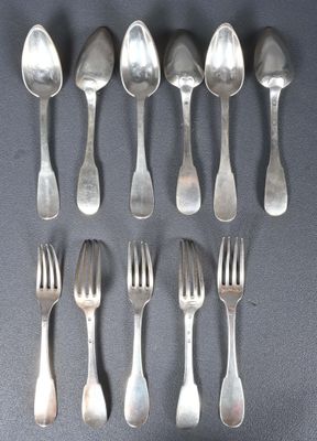 six fourchettes et six cuillères sont disposées en rangée
